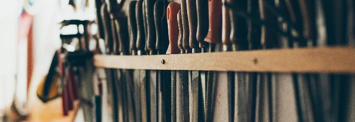 Verschiedene Feilen hängen an einer Werkbank.