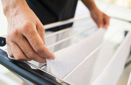 RT Wohnung kuehlen Handtuecher 20 27 717x467 Mann hängt Handtücher auf