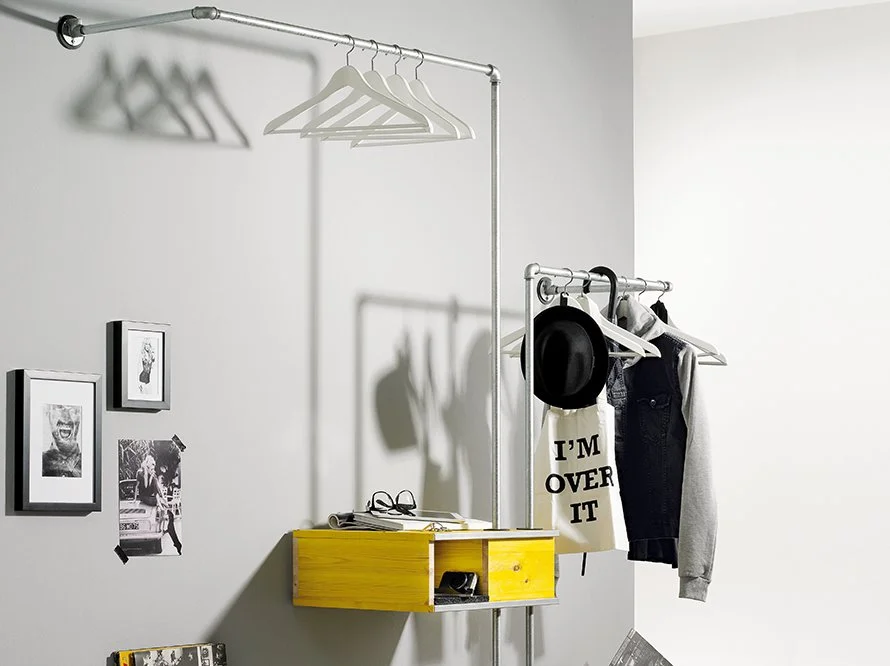 Kleiderstange aus Metallrohren