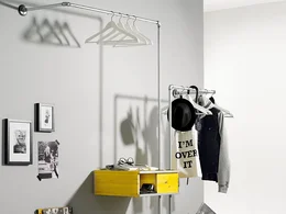 Kleiderstange aus Metallrohren