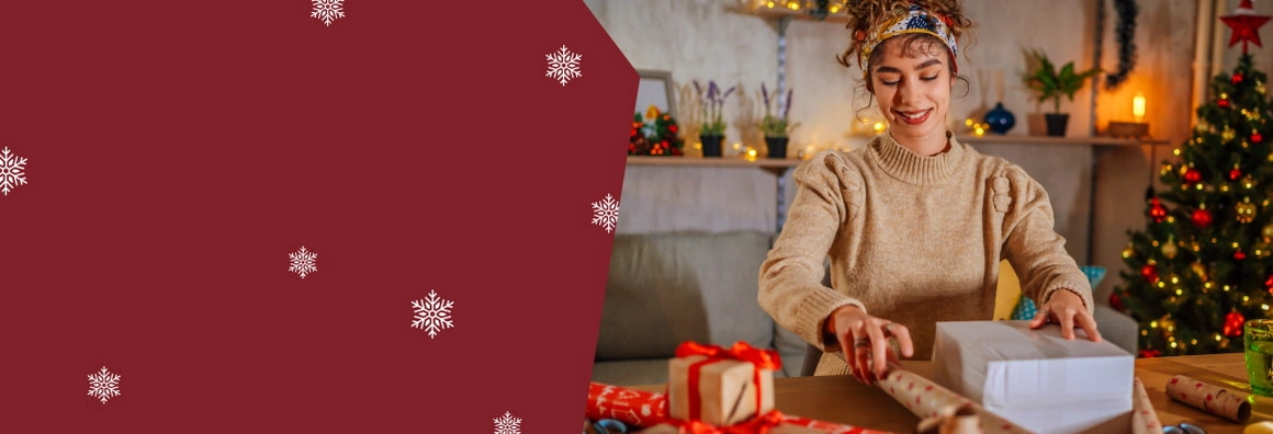 Frau packt Geschenk ein