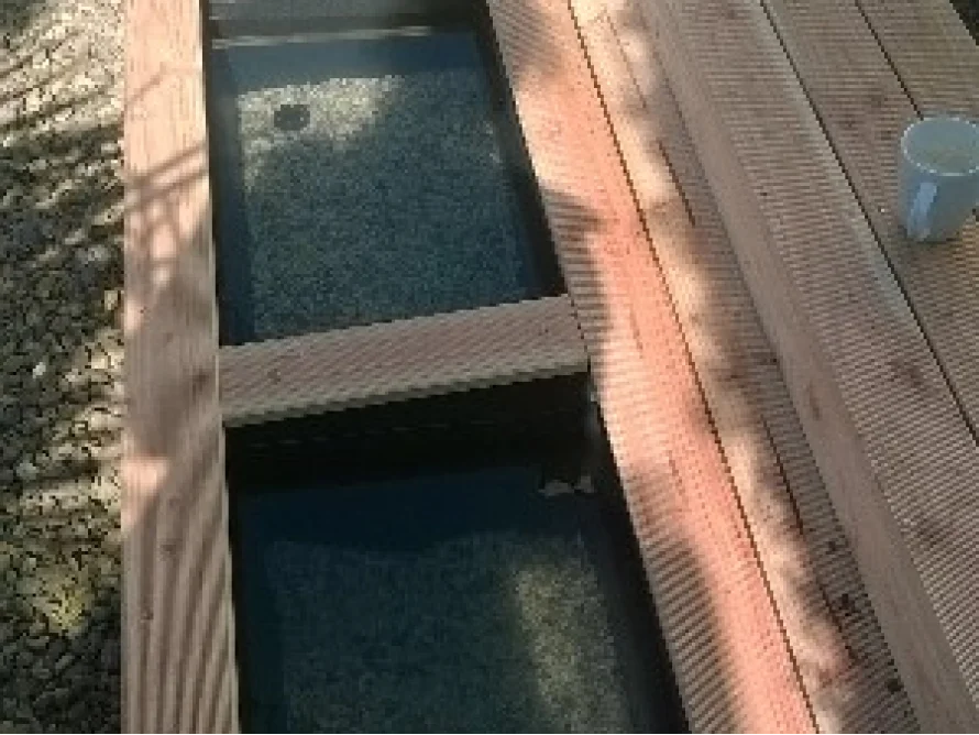 Holzrahmen auf Holzterrasse