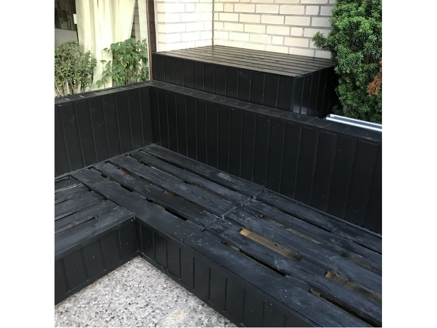 Schwarze Holzbank mit Latten