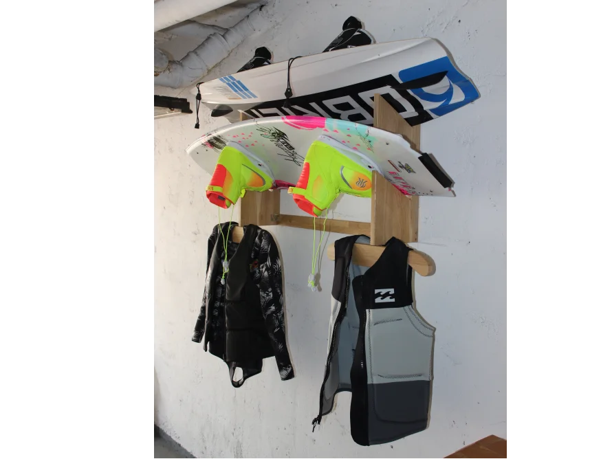 Hölzerne Wandhalterung für Wassersportkleidung und -ausrüstung