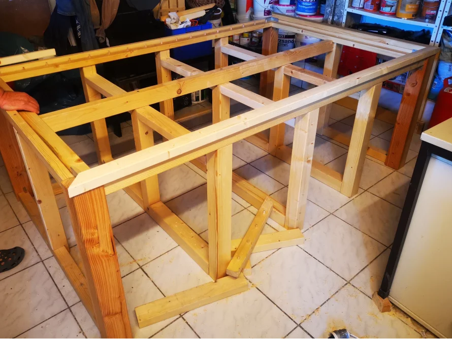 Holzrahmen einer Theke während des Baus