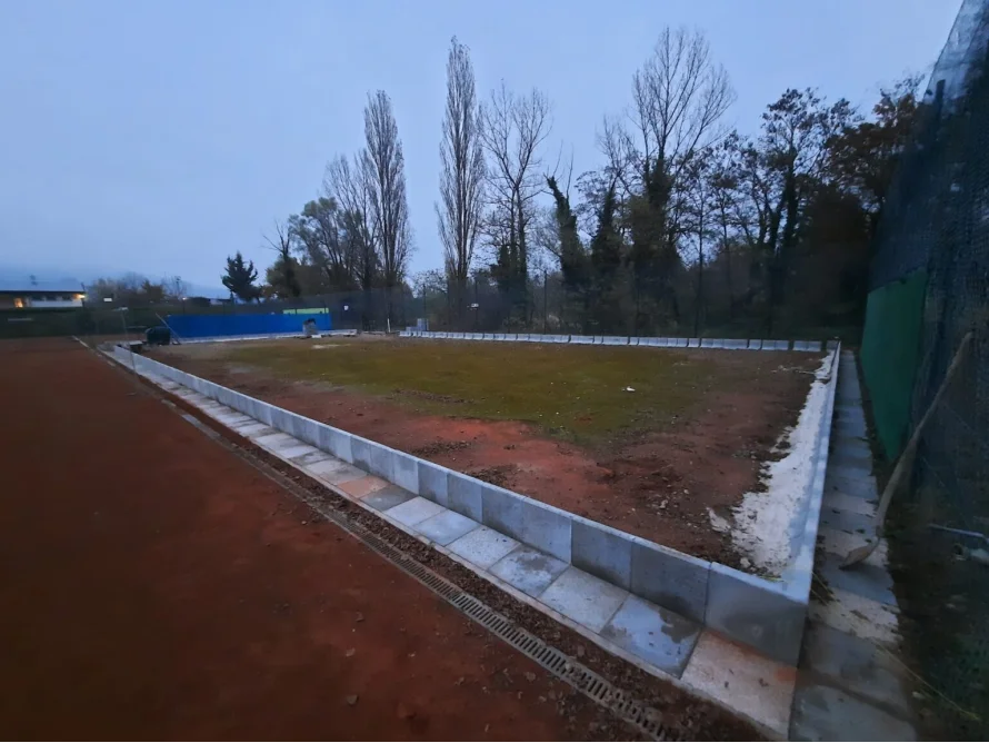 Bau eines Tennisplatzes