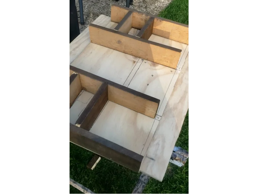 Holzrahmen auf einer Sperrholzplatte