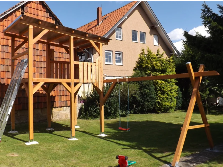 Spielgerüst aus Holz mit Schaukel.