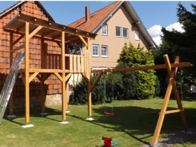 Spielgerüst aus Holz mit Schaukel.