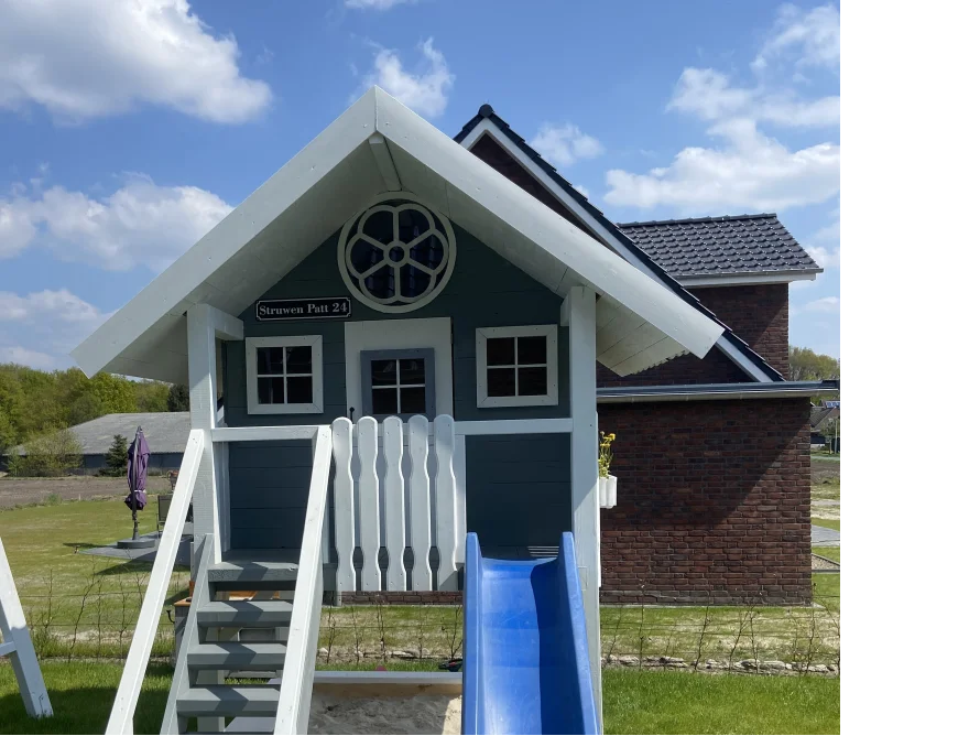 Blau-weißes Spielhaus mit Rutsche