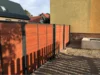 Moderner Holzzaun mit Tor
