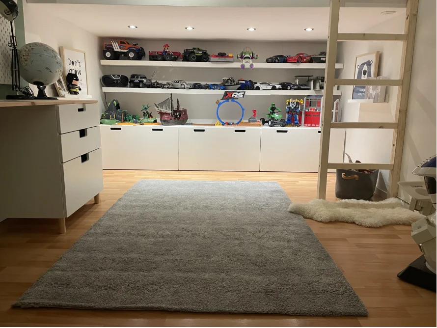 Ein aufgeräumtes Kinderzimmer mit Spielsachen