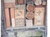 Insektenhotel mit verschiedenen Fächern