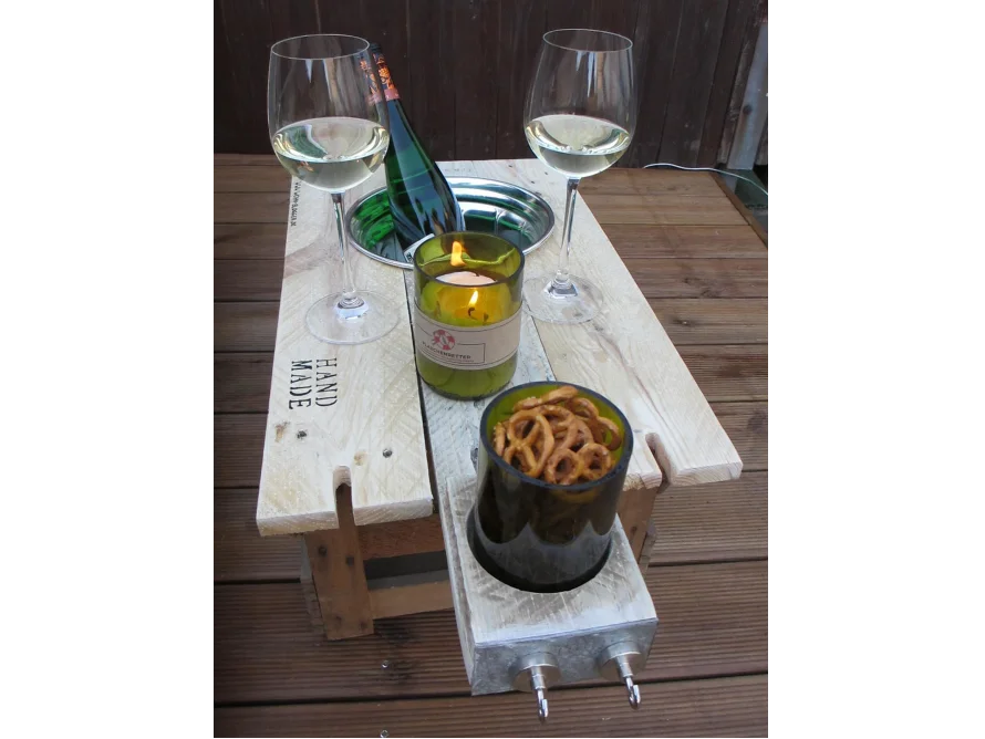 Tischchen mit Snacks und Getränken