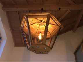 Hölzerne Deckenlampe im Pagodenstil