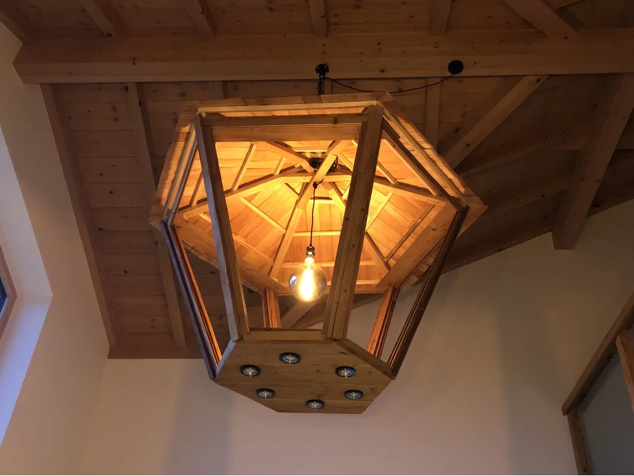 Hölzerne Deckenlampe im Pagodenstil