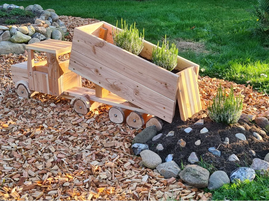 Holz-Lastwagen als Blumenkübel im Garten