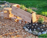 Holz-Lastwagen als Blumenkübel im Garten