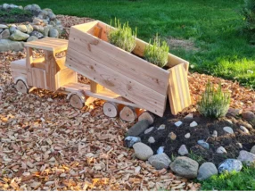 Holz-Lastwagen als Blumenkübel im Garten