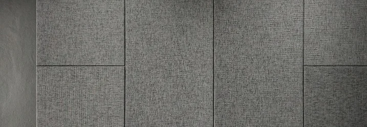 Graue Akustikpaneele an Wand