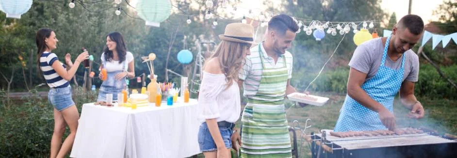 Personen bei einer Gartenparty