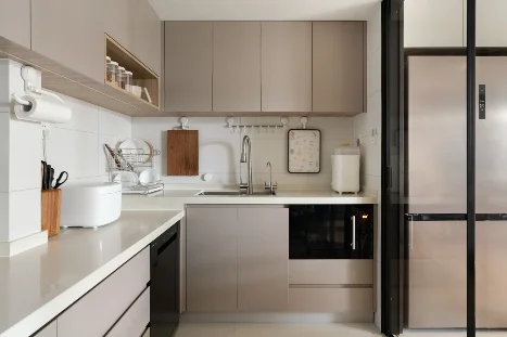 Moderne Küche mit beigefarbenen Schränken