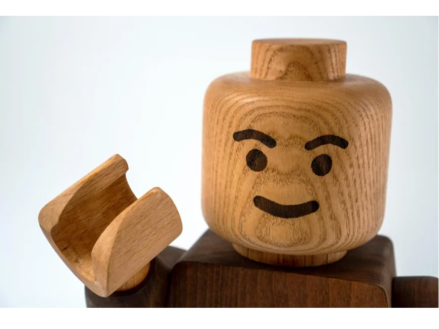 Hölzerne Figur mit hochgezogener Augenbraue