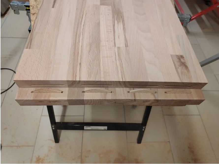 Holzplatte mit Flachdübeln