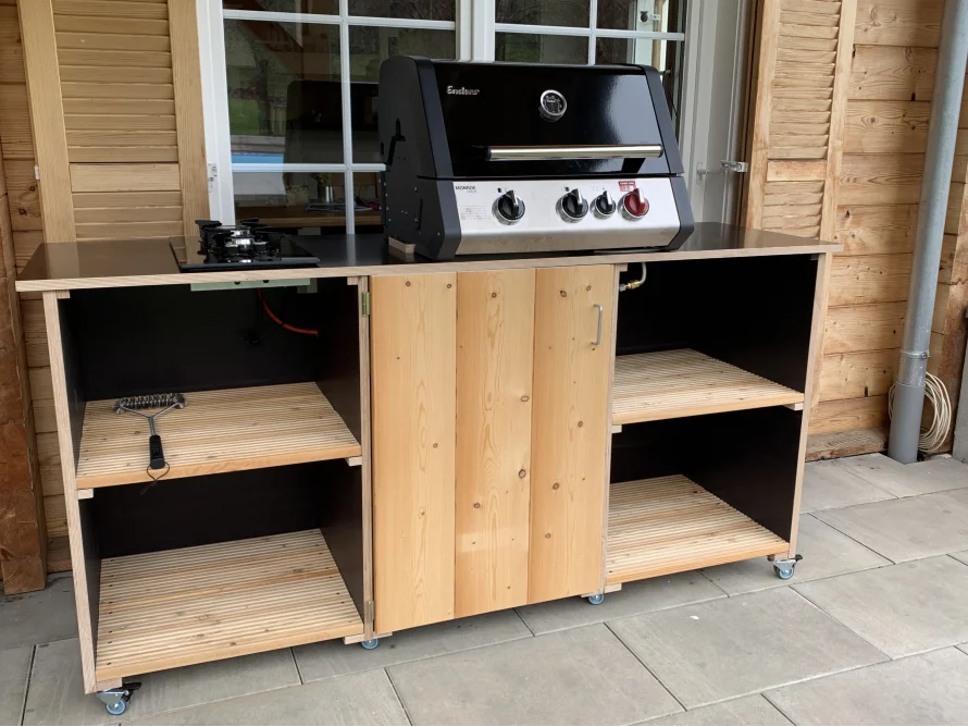 Rollbarer Outdoor-Gasschrank mit Grill und Kochstelle