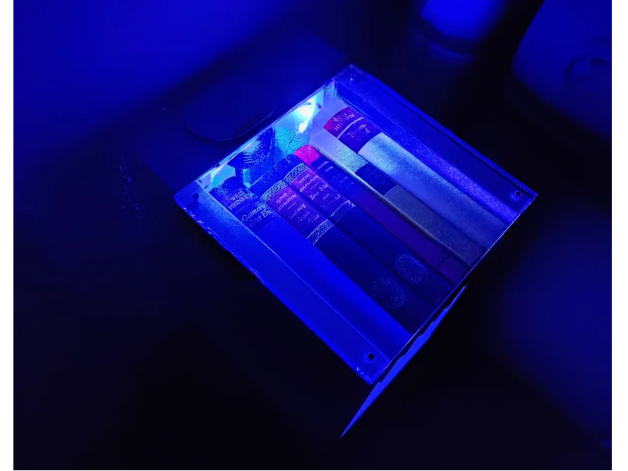 Bücherregal mit Beleuchtung