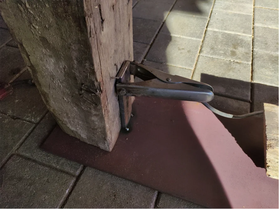 Holzbalken mit Schraubzwinge