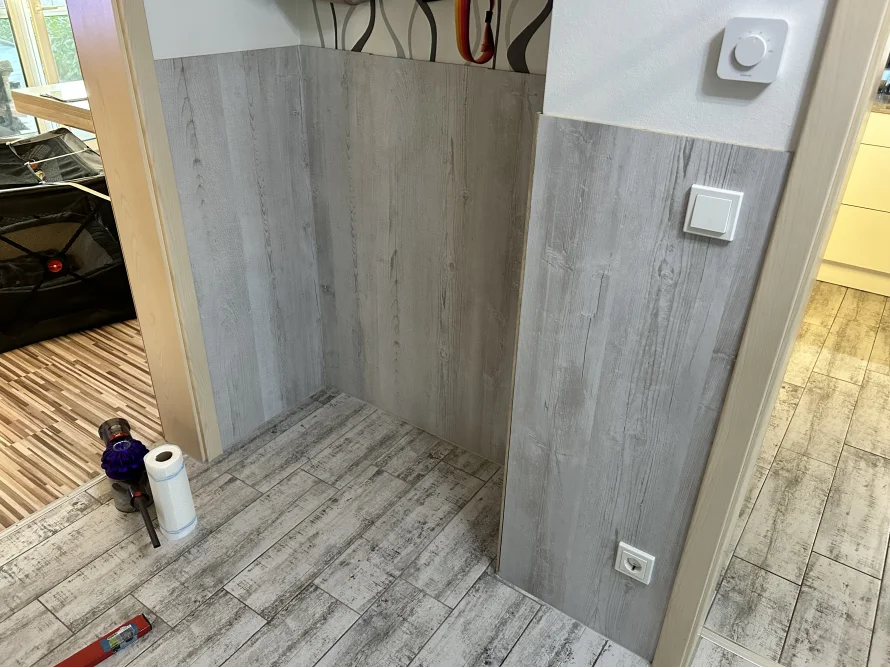 Verkleidung einer Wandnische mit Holzpaneelen