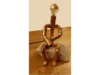 Skurrile Lampe in Form eines sitzenden Menschen