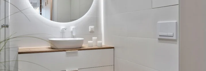 Modernes Badezimmer mit großem Spiegel