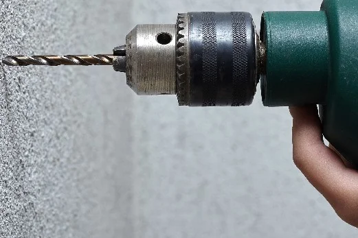 Hand bedient Bohrmaschine an Wand