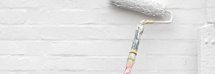 Mauerwerk wird weiß gestrichen
