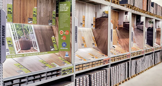 Große Auswahl an Vinyl- und Laminatböden in der Ausstellung eines Baumarktes.