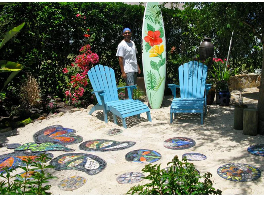 Person in einem Garten mit Mosaikkunst