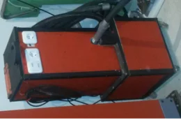 Roter Holzkasten mit zwei Steckdosen