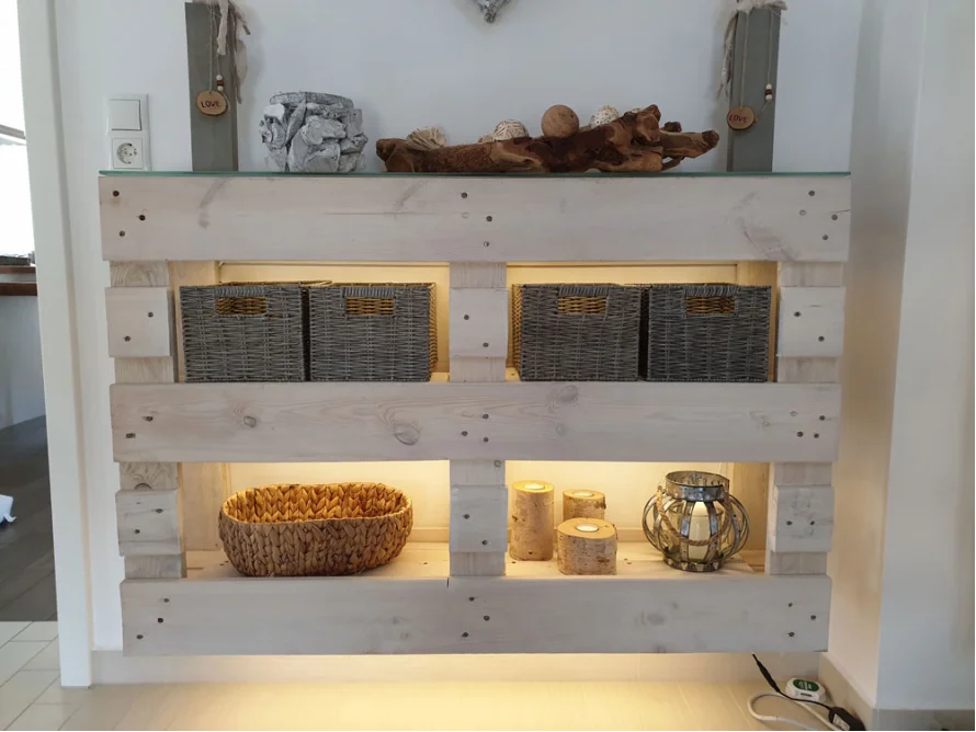 Helles Holzregal mit Dekoration