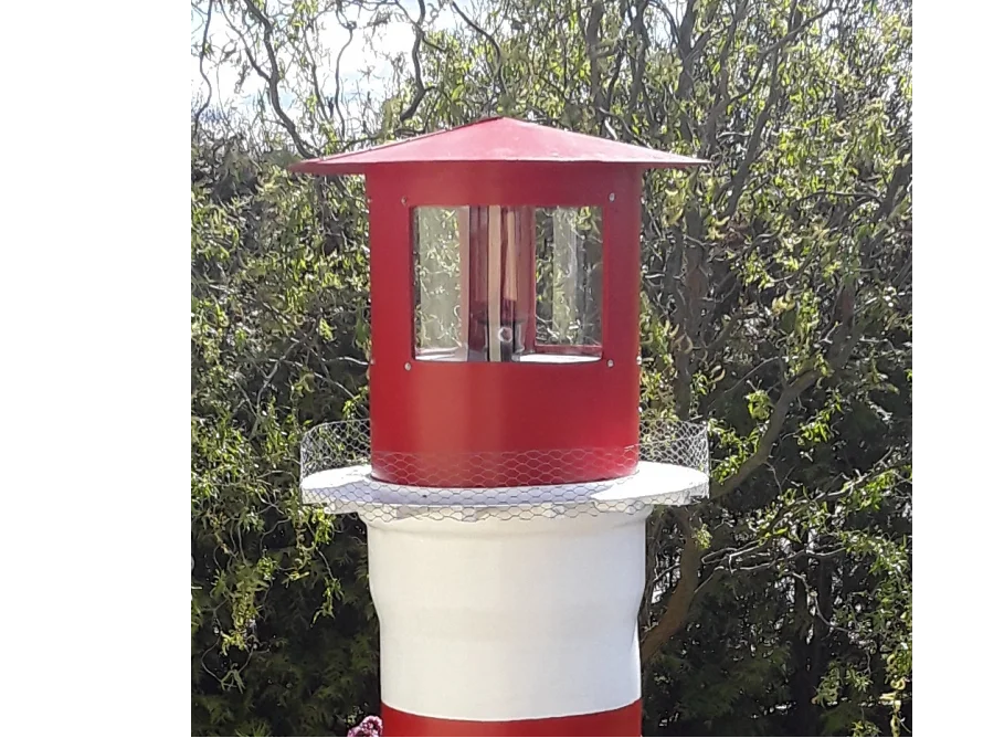 Spitze eines roten Leuchtturms