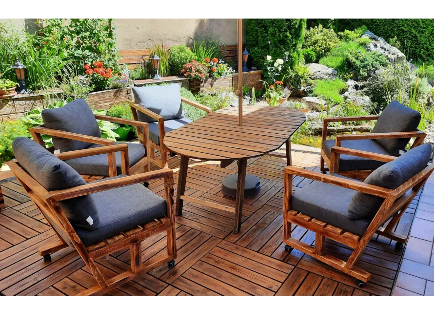 Gartenmöbel-Set aus Holz mit Tisch und Stühlen