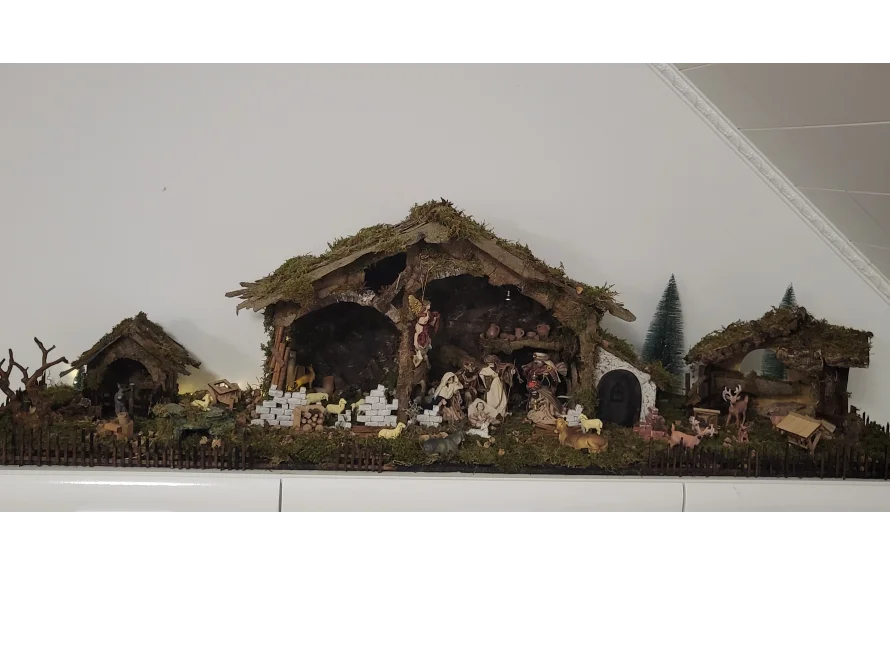 Weihnachtskrippe mit Figuren und Tieren