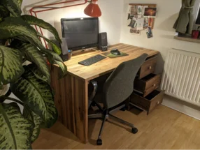 Hölzerner Schreibtisch mit Computer