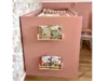 Kinderbücherregal an rosa Wand