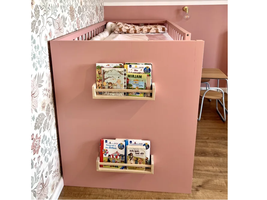 Kinderbücherregal an rosa Wand