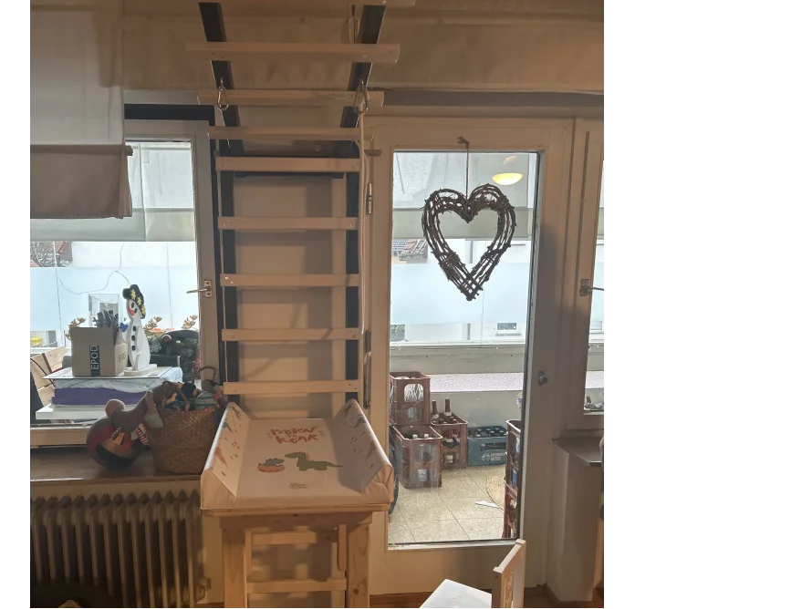 Wickeltisch mit Sprossenwand