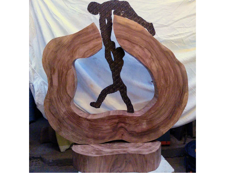 Holzskulptur: Zwei Personen helfen sich gegenseitig