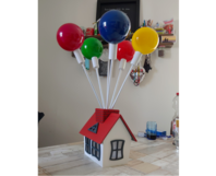 Spielzeughaus mit bunten Ballons