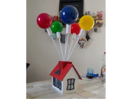 Spielzeughaus mit bunten Ballons